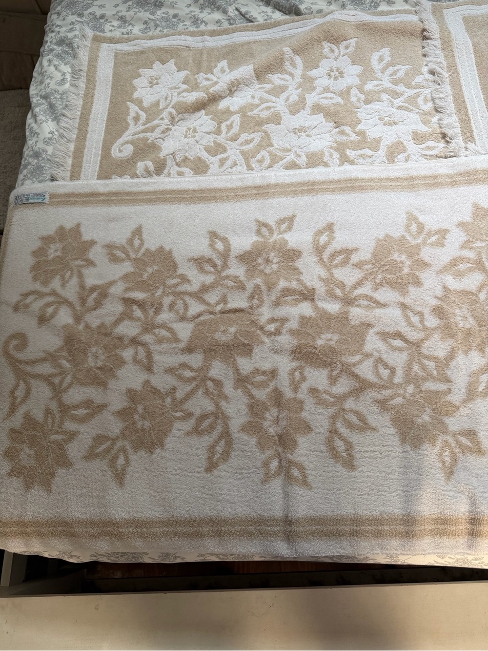 Fieldcrest Floral Border Bath Towel - Cream and Tan